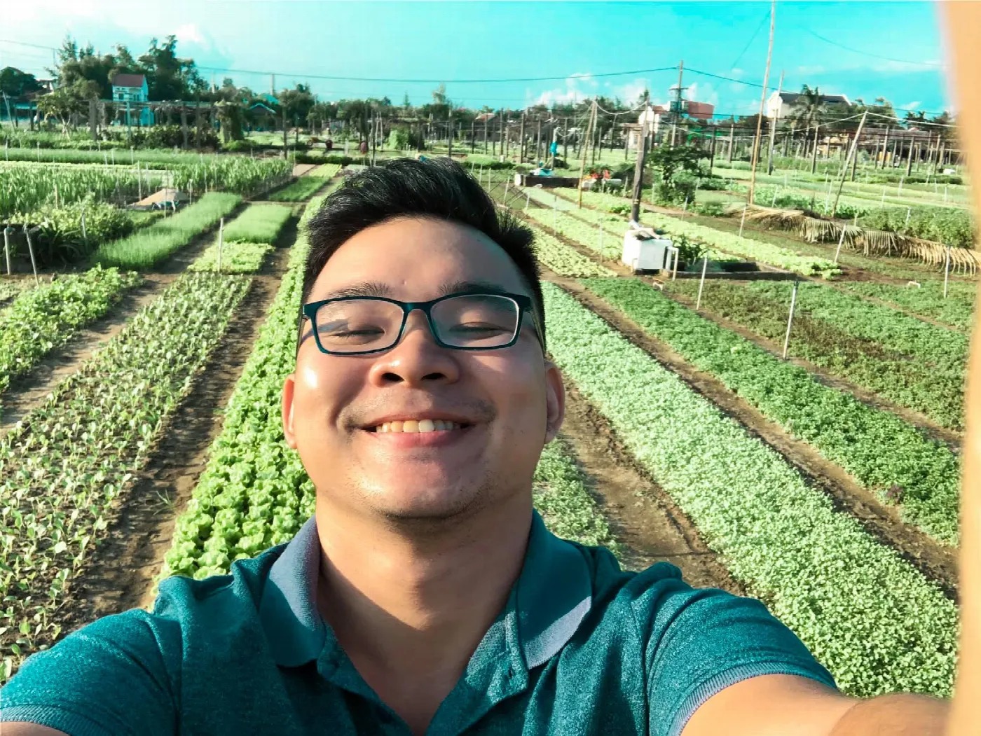 Đạt chụp selfie giữa làng rau Trà Quế, Hội An, cuối năm 2019