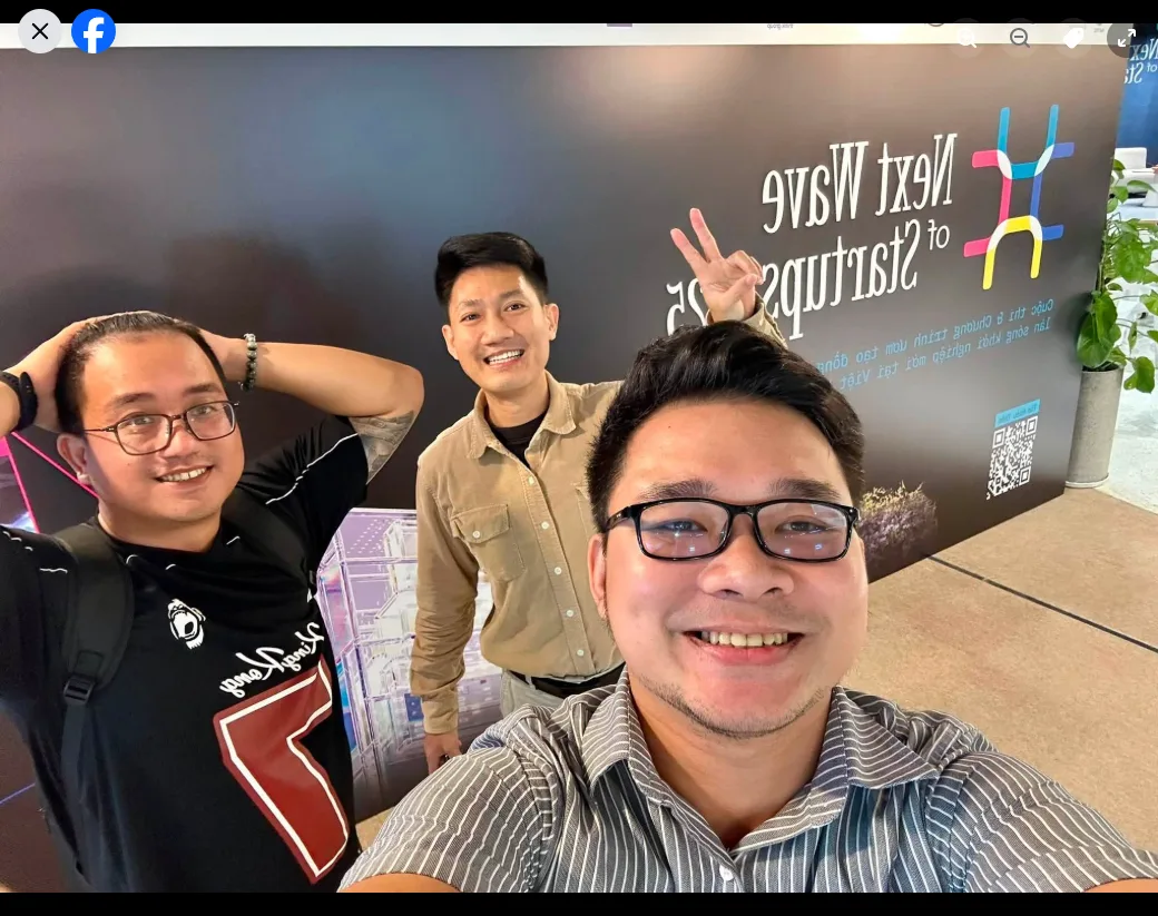 Selfie đội RealiTech tại Next Wave of Startups 2025